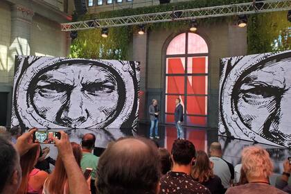El CEO de Netflix anunciando la producción de El eternauta