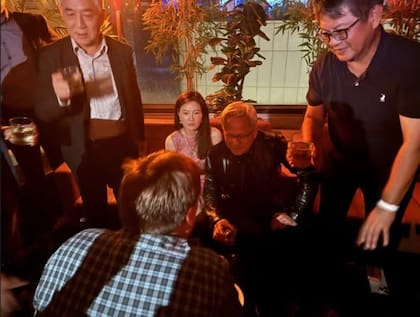 El CEO de Nvidia junto a la ejecutiva de Megaspeed, Alice Huang, en una fiesta en Taipéi en junio de 2024