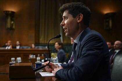 El CEO de OpenAI Sam Altman durante una comparecencia en el Congreso de EE.UU.