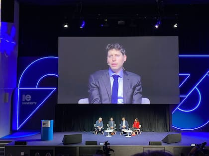 El CEO de OpenAI, Sam Altman, en una conferencia en IE University este lunes en Madrid. Cree que la regulación para los pequeños modelos de lenguaje impulsados por Inteligencia Artificial (IA) "no tiene sentido" y apuesta por regular de cara a los modelos grandes como, en este caso, ChatGPT de OpenAI, porque son "los que realmente pueden hacer daño"
