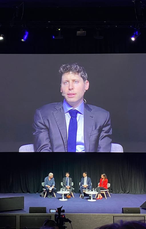 El CEO de OpenAI, Sam Altman, en una conferencia en IE University. OpenAI rompió los diques hace casi exactamente un año, cuando puso a disposición de todo el mundo sin cargo un modelo masivo de lenguaje, GPT (mejor conocido por el nombre de su bot asociado, ChatGPT)
