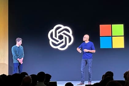El CEO de OpenAI, Sam Altman, (izq) en el escenario con el CEO de Microsoft, Satya Nadella, en la primera conferencia de desarrolladores de OpenAI, el 6 de noviembre de 2023