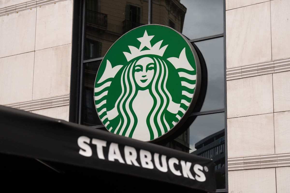 El CEO de Starbucks, Brian Niccol sostuvo que estas nuevas medidas son necesarias para que la compañía sea más fuerte y resiliente