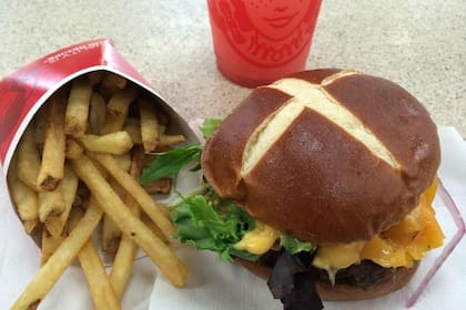 El CEO de Wendy’s,Ken Cook, anunció el cierre de varios locales para finales de 2025 y todo 2026