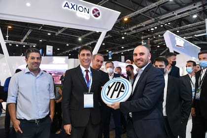 El CEO de YPF, Sergio Affronti, junto con el ministro de Economía, Martín Guzman en la OAG