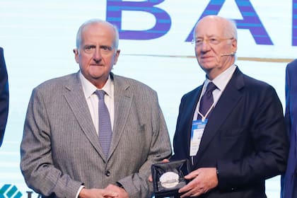 El CEO del Grupo Techint, Paolo Rocca, recibió un premio entregado por el expresidente de Arcor, Luis Pagani.