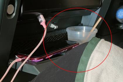 El cepillo de dientes y el agua usada quedaron en la mesa plegable por horas, según la pasajera que atestiguó el desagradable momento