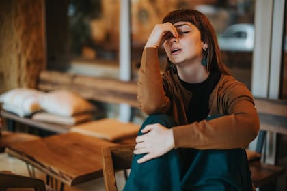 El cerebro femenino tiene más actividad en el sistema límbico, que es responsable de las emociones, lo que podría explicar por qué sienten todo con más intensidad y son más sensibles al estrés