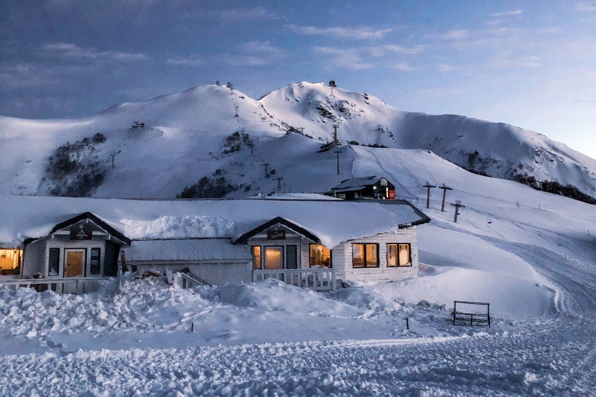 El Cerro Bayo, en Villa La Angostura, cubierto de nieve