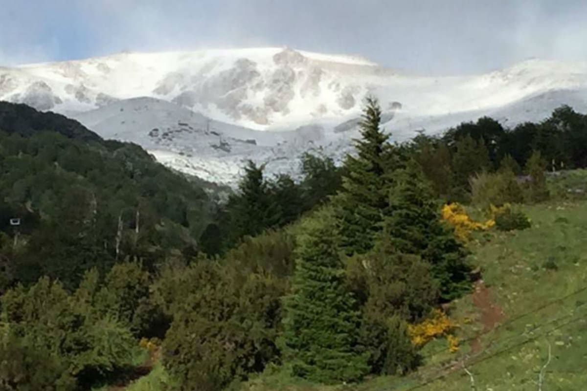 El cerro Catedral amaneció blanco