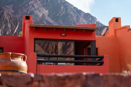 El Cerro de los Siete Colores enmarca a este hotel boutique.