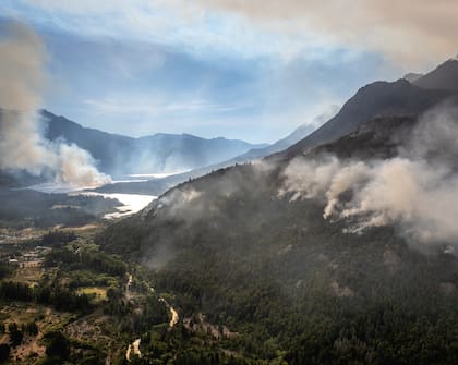 El cerro Pirque arde desde hace cuatro días en Epuyén. Foto: Joel Reyero
