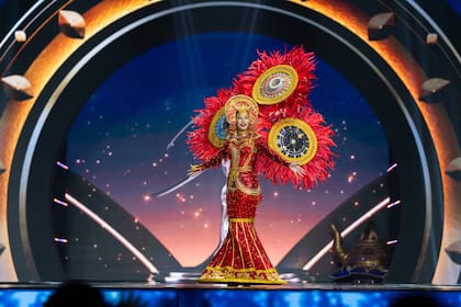 El certamen de belleza se encuentra disputando su etapa preliminar donde las concursantes desfilan con sus trajes nacionales