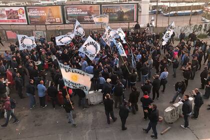 El cese de actividades se generó en reclamo de sueldos atrasados y por el estado de los colectivos