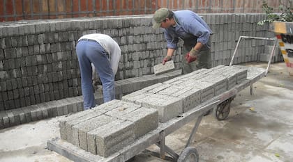El CEVE trabaja en el desarrollo de tecnologías económicas y amigables con el ambiente para la construcción de viviendas sociales. Entre ellas, tejas elaboradas con caucho y ladrillos hechos a partir de plásticos reciclados