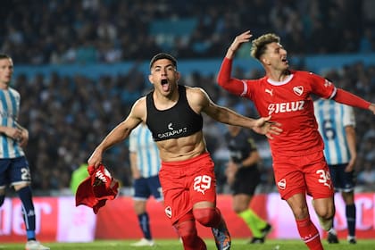 El "Chaco" Martínez sale festejando su gol de penal, el 2-0 de Independiente, seguido por Giménez