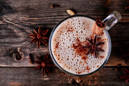 El Chai latte va acompañado de especias como la canela, anís estrellado, vainilla, jengibre y cardamomo