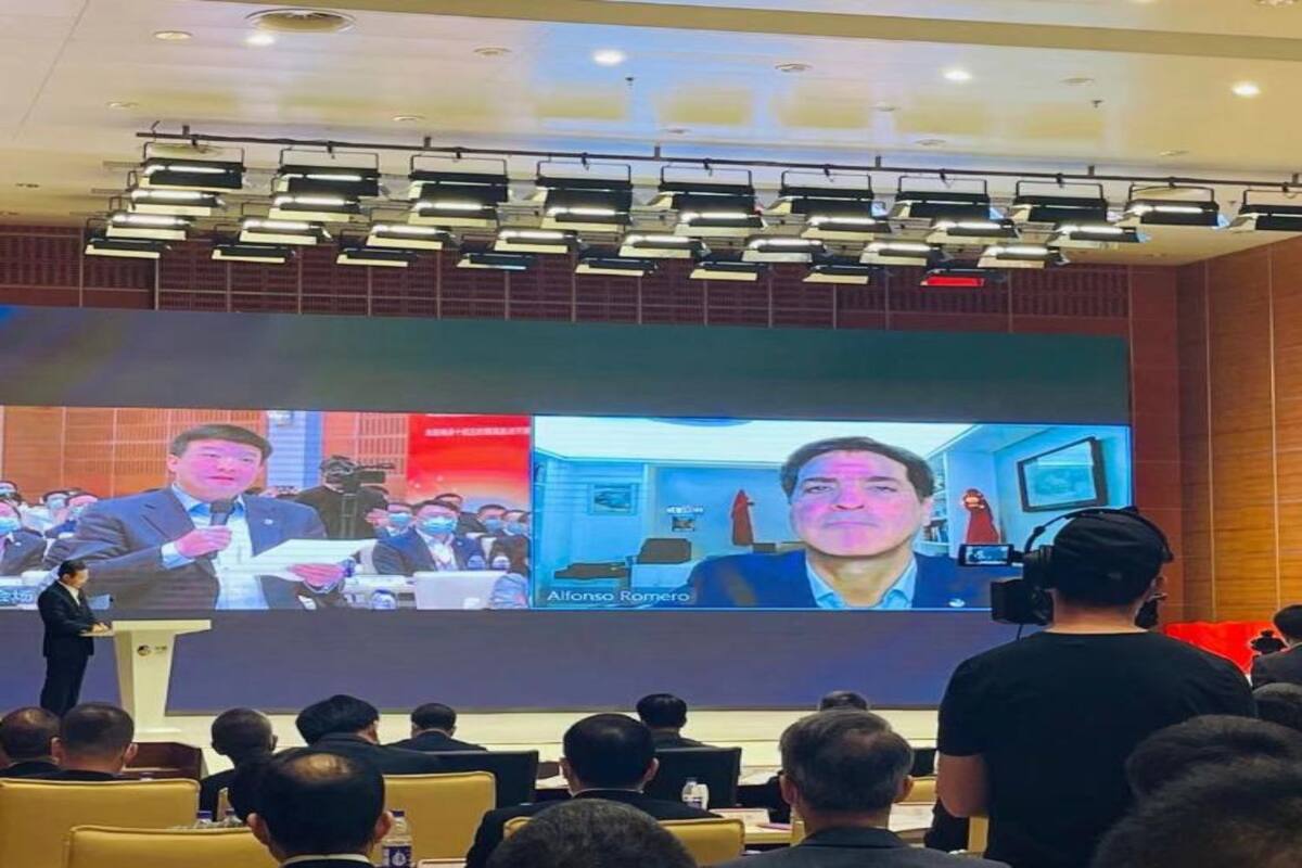 El chairman de Cofco, Jun Lyu, y Alfonso Romero, el ejecutivo argentino premiado por la empresa