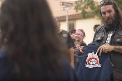 El chaleco de BACA que reciben los niños tiene el parche de la organización