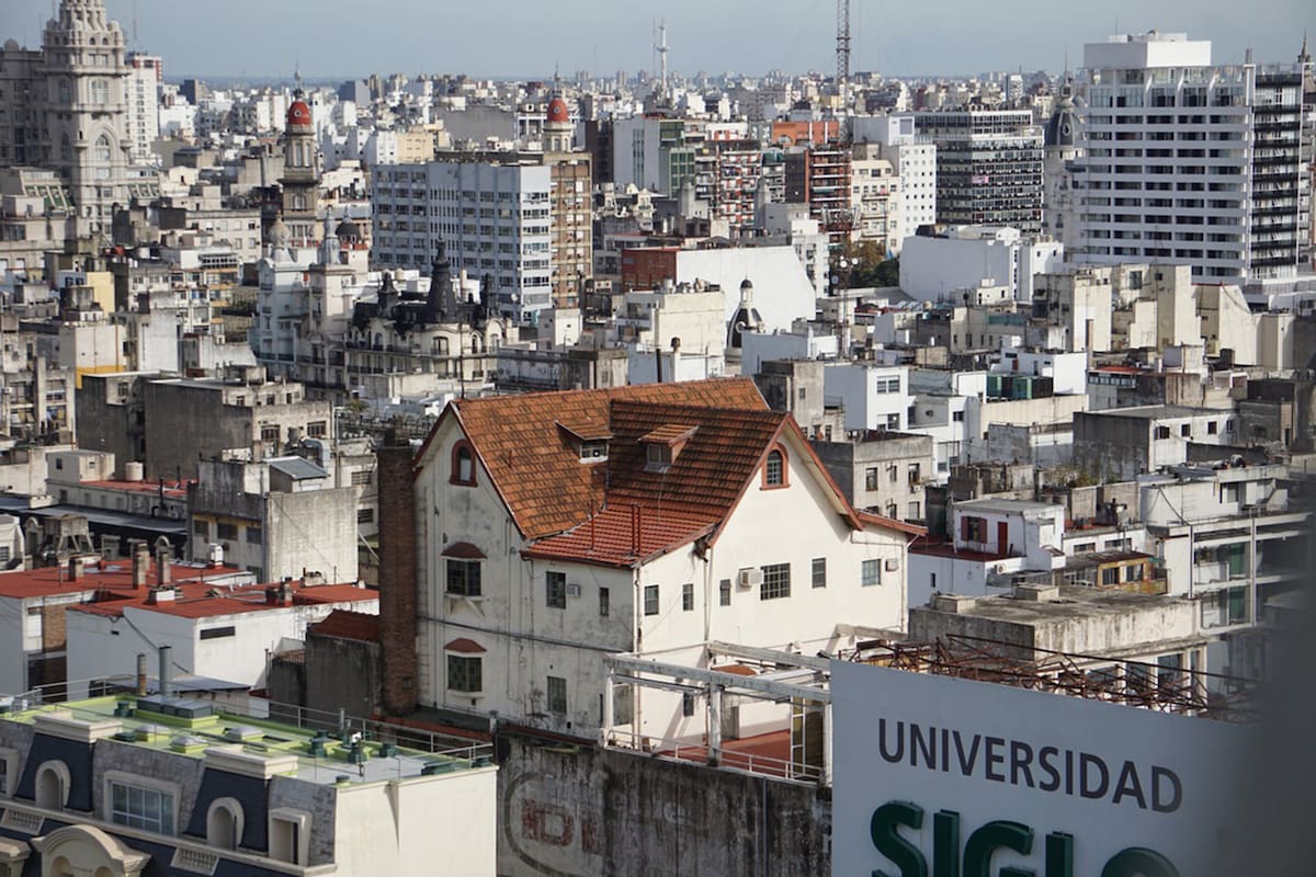 El chalet de estilo normando ofrece vistas panorámicas del Obelisco y la avenida 9 de Julio