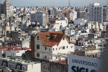 El chalet de estilo normando ofrece vistas panorámicas del Obelisco y la avenida 9 de Julio