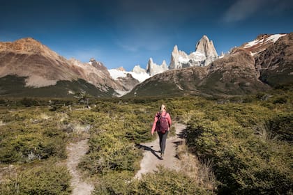 El Chaltén es una de las mecas de los escaladores de elite, pero también de los senderistas que salen a recorrer sus paisajes vírgenes