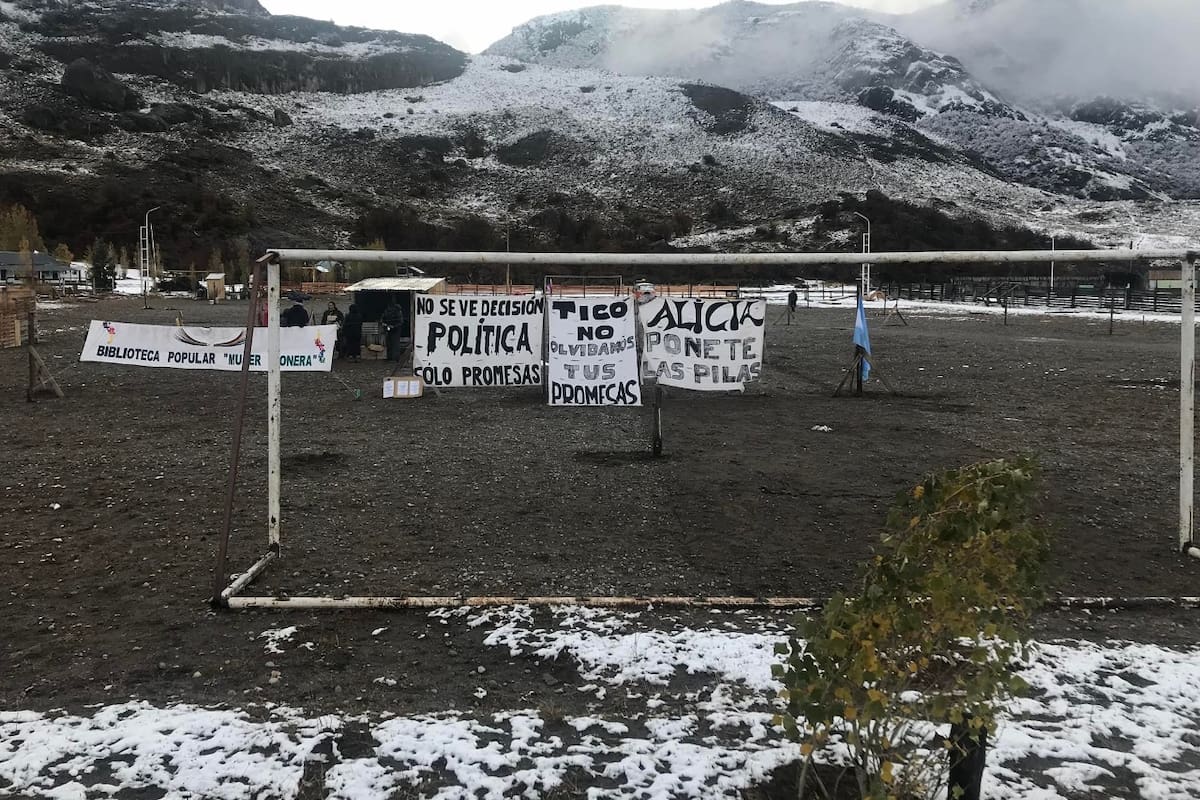 El Chaltén. La cancha de fútbol que desde el viernes aloja la protesta de los vecinos que reclaman terrenos para instalar su casa en forma definitiva