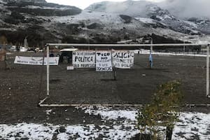 El Chaltén. La cancha de fútbol que desde el viernes aloja la protesta de los vecinos que reclaman terrenos para instalar su casa en forma definitiva