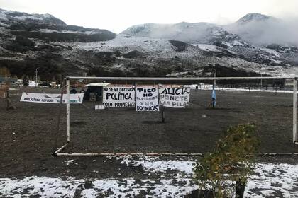 El Chaltén. La cancha de fútbol que desde el viernes aloja la protesta de los vecinos que reclaman terrenos para instalar su casa en forma definitiva