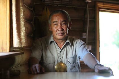 El chamán Andrey Obsholov, en su yurt