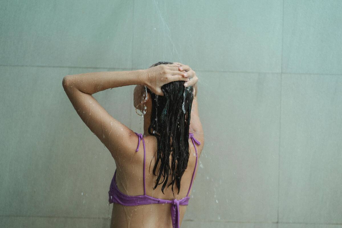 El champú debe hacer espuma fácilmente para indicar que el cabello está limpio, explica la experta (imagen ilustrativa)