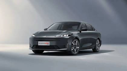 El Changan Eado Plus iDD se ubica como una alternativa híbrida enchufable de perfil familiar
