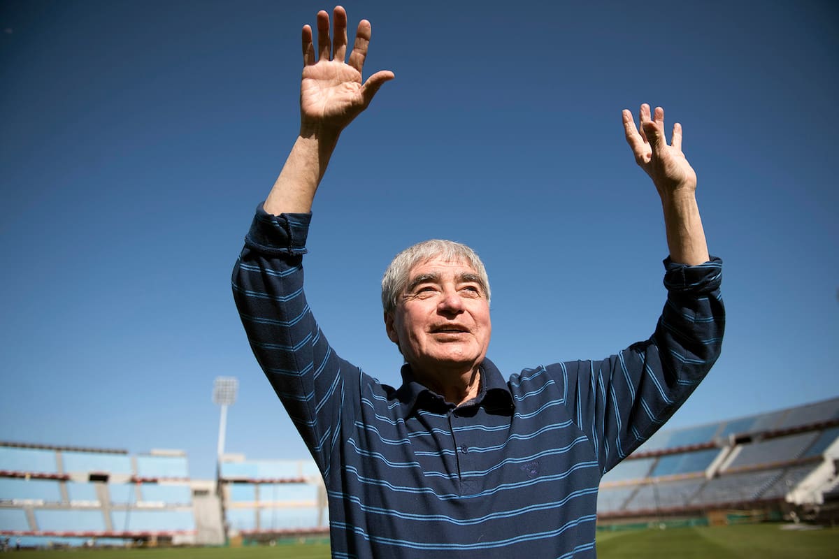 El Chango Cárdenas en el estadio Centenario, cuando se cumplieron los 50 años de su icónico gol a Celtic