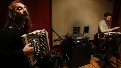 El Chango Spasiuk tocando polcas junto al productor electrónico Chancha Vía Circuito