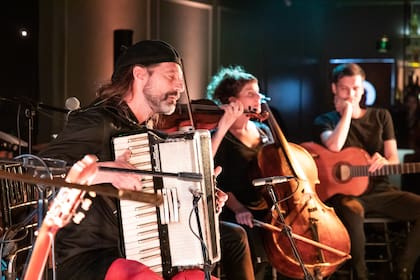 El Chango Spasiuk y su banda en Aura Tango
