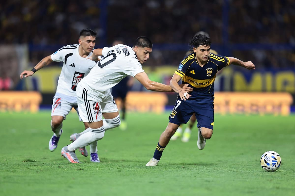 El Changuito Zeballos, delantero de Boca, ante Deportivo Riestra, en una acción en la Bombonera, por el Torneo Apertura 2026; ahora, en el Clausura, se invertirán las localías