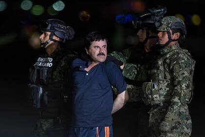 El Chapo Guzmán es escoltado por agentes de la Marina durante su detención en 2016