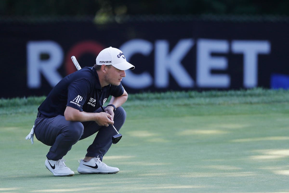 El chaqueño Emiliano Grillo examina la caída de un green durante el Rocket Mortgage Classic, del PGA Tour, que se disputa en Detroit. El argentino marcha tercero, apenas un golpe por debajo de los dos líderes.