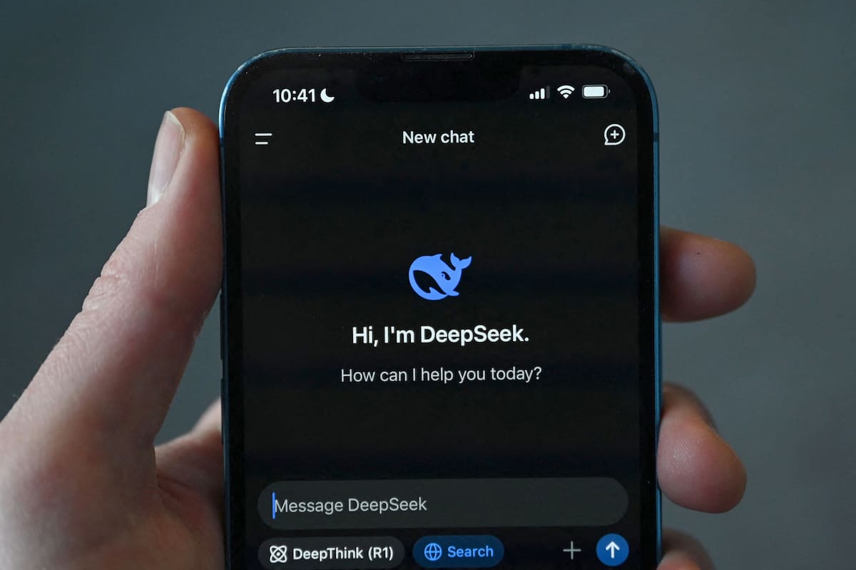 El chatbot de inteligencia artificial de la firma china DeepSeek se ha disparado a la cima de las listas de descargas de Apple Store, sorprendiendo a los expertos y analistas de la industria con su capacidad para igualar a sus competidores estadounidenses