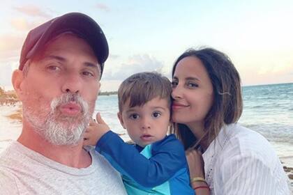 El Chato Prada y Lourdes Sánchez junto a su hijo