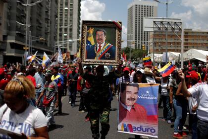 El chavismo festejó en la calle el primer aniversario de la cuestionada elección de Maduro