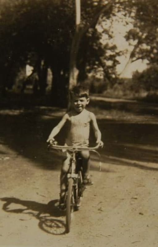 El Che andando en bici en Portela, Baradero.
