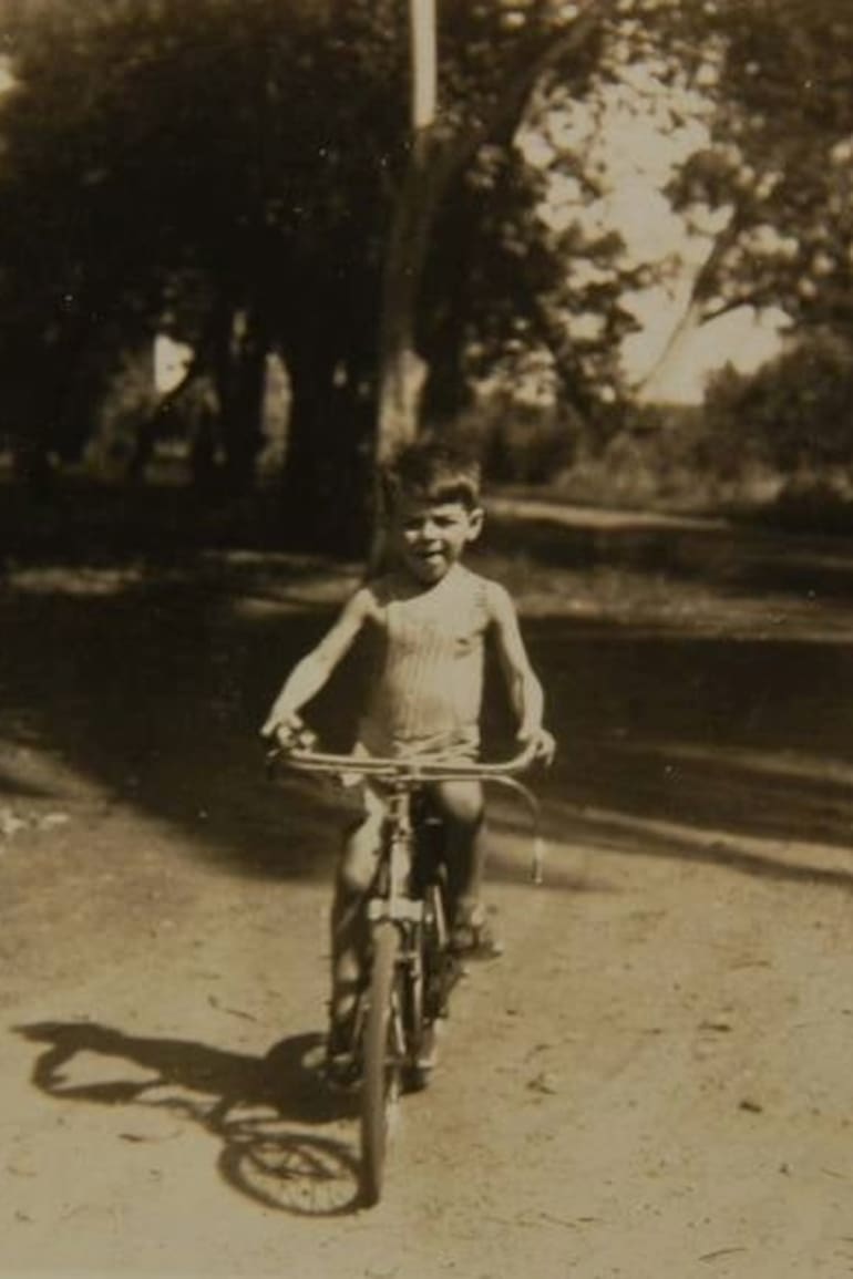 El Che andando en bici en Portela, Baradero.