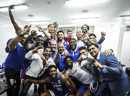El Che celebrando en el vestuario de Polideportivo junto a sus jugadores
