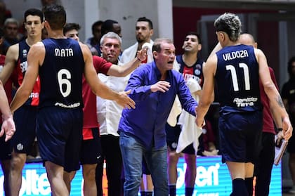 Che García y los jugadores de San Loreno, su última experiencia en la Liga Nacional