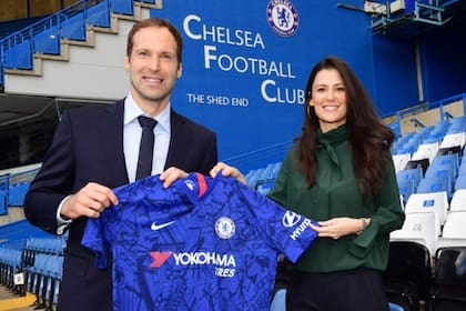 El checo Petr Cech y la rusa Marina Granovskaya, directora general dfe Chelsea, el día del regreso del exarquero como asesor técnico y deportivo del club londinense.