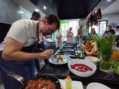 El chef Agustin Kuran elabora charqui de guanaco sobre hojuelas de maíz, en la tercera edición de "Experiencia Guanaco"