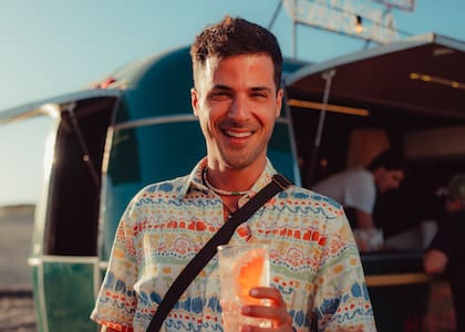 El chef Alejo Lagouarde degustó el nuevo cocktail de la marca.