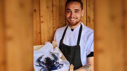 El chef Austin Hopley con el ejemplar que no pudo cocinar (Foto: Austin Hopley)