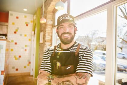 El chef Carlos Raba inauguró Nana, en Baltimore un resto diferente que se especializa en la preparación de tacos, tortas, quesadillas y hot dogs envueltos en tocino, al estilo de Sinaloa